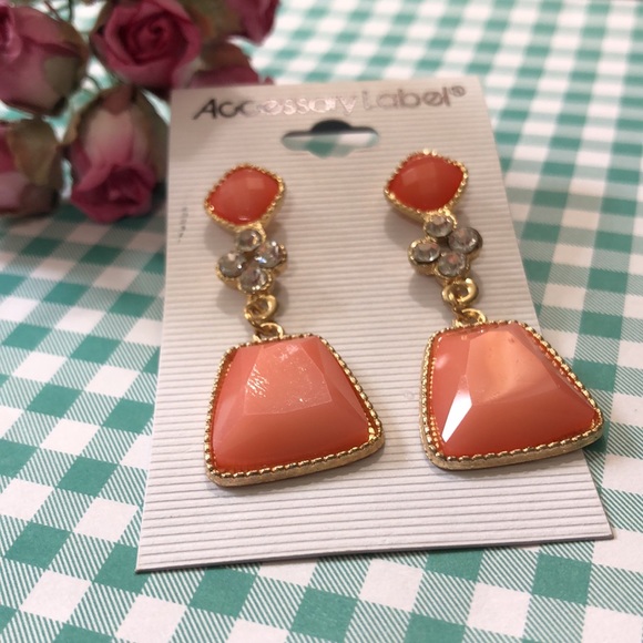 NWOT Beautiful Coral, Crystals & Gold Tone Pierced Earrings! - Picture 2 of 4